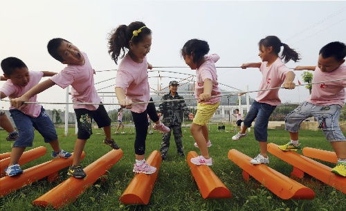 社会 1 安徽淮北举办小学生拓展训练夏令营