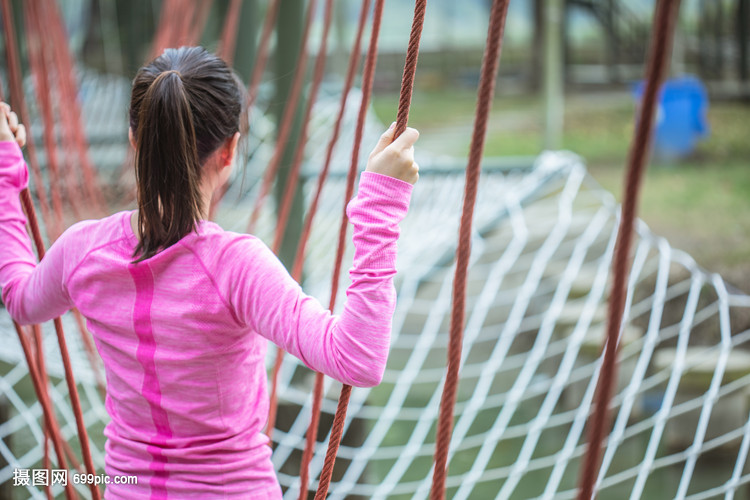 素质拓展训练 激发潜能，熔炼团队